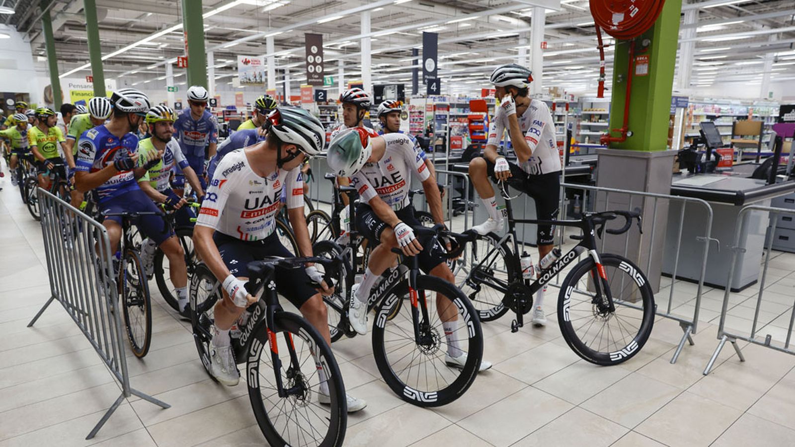 vuelta ciclista en Jerez hipermercado