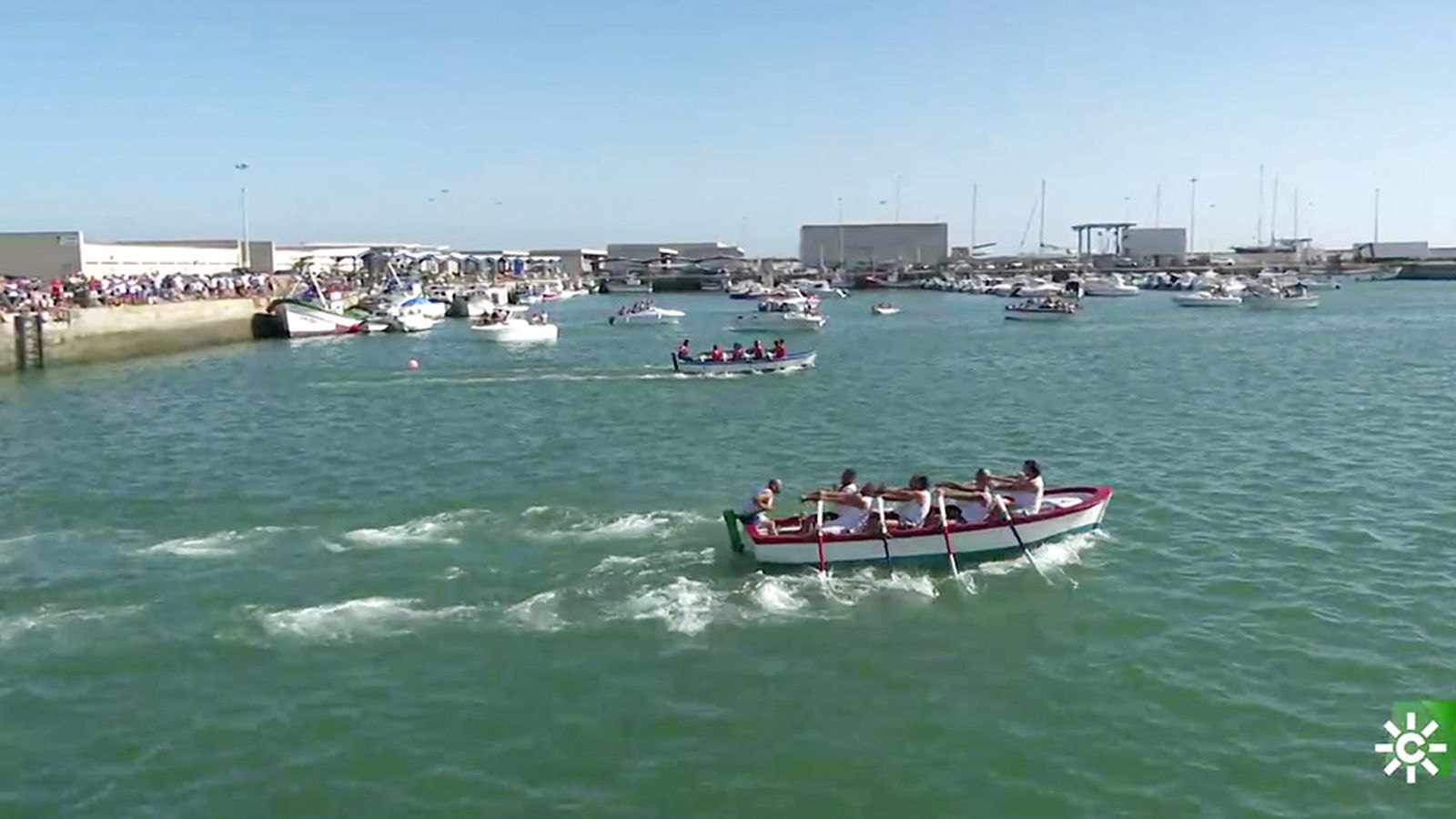 La regata de botes de la Feria del Carmen es una de las principales tradiciones festivas de Barbate
