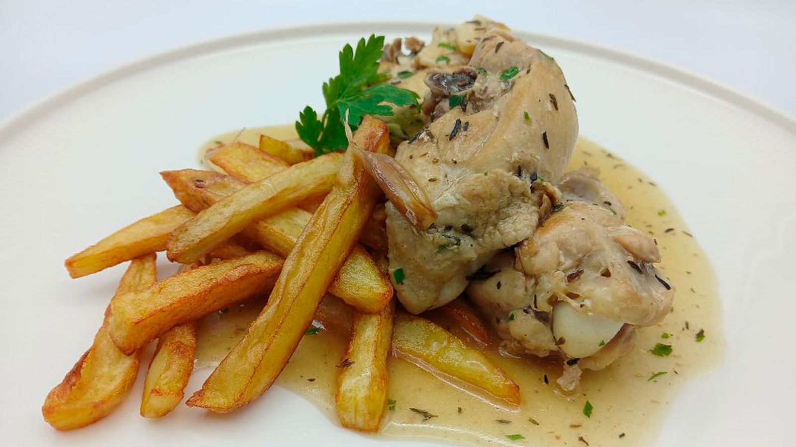 "Cómetelo": Pollo a la manzanilla y ensalada de fresas