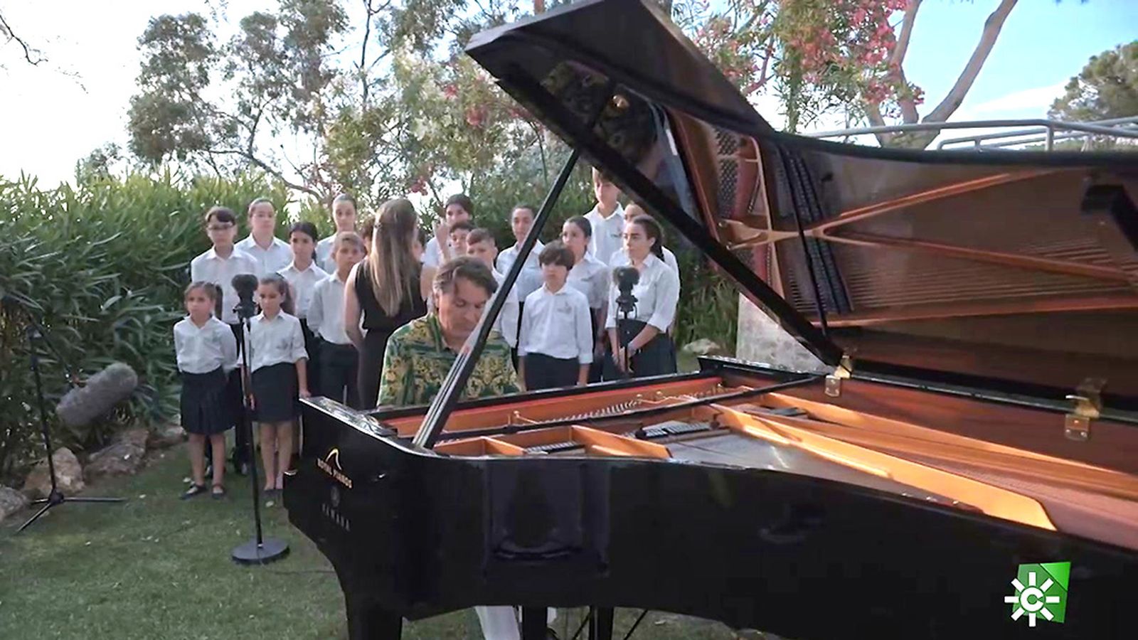 Dorantes abre la ceremonia por sorpresa con el himno gitano que querían los novios