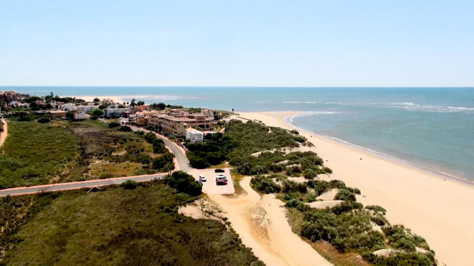 La playa de Isla Canela está flanqueada por las desembocaduras de los ríos Carreras y Guadiana