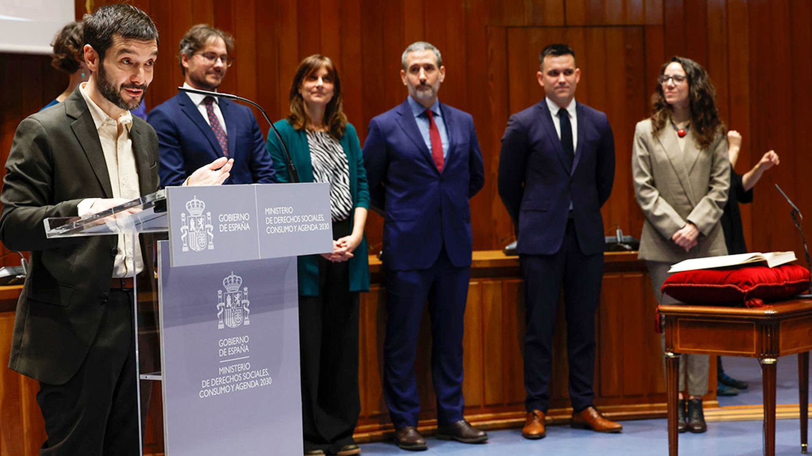 Ministro Pablo Bustinduy en toma de posesión de cargos de su departamento