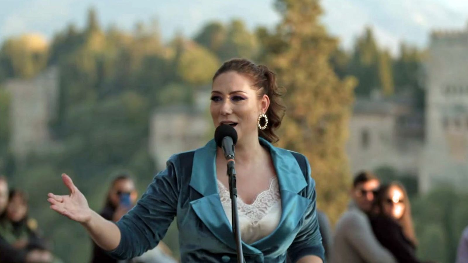 Marina Heredia canta 'Cielo Rojo' dese el mirador de San Nicolás en Granada