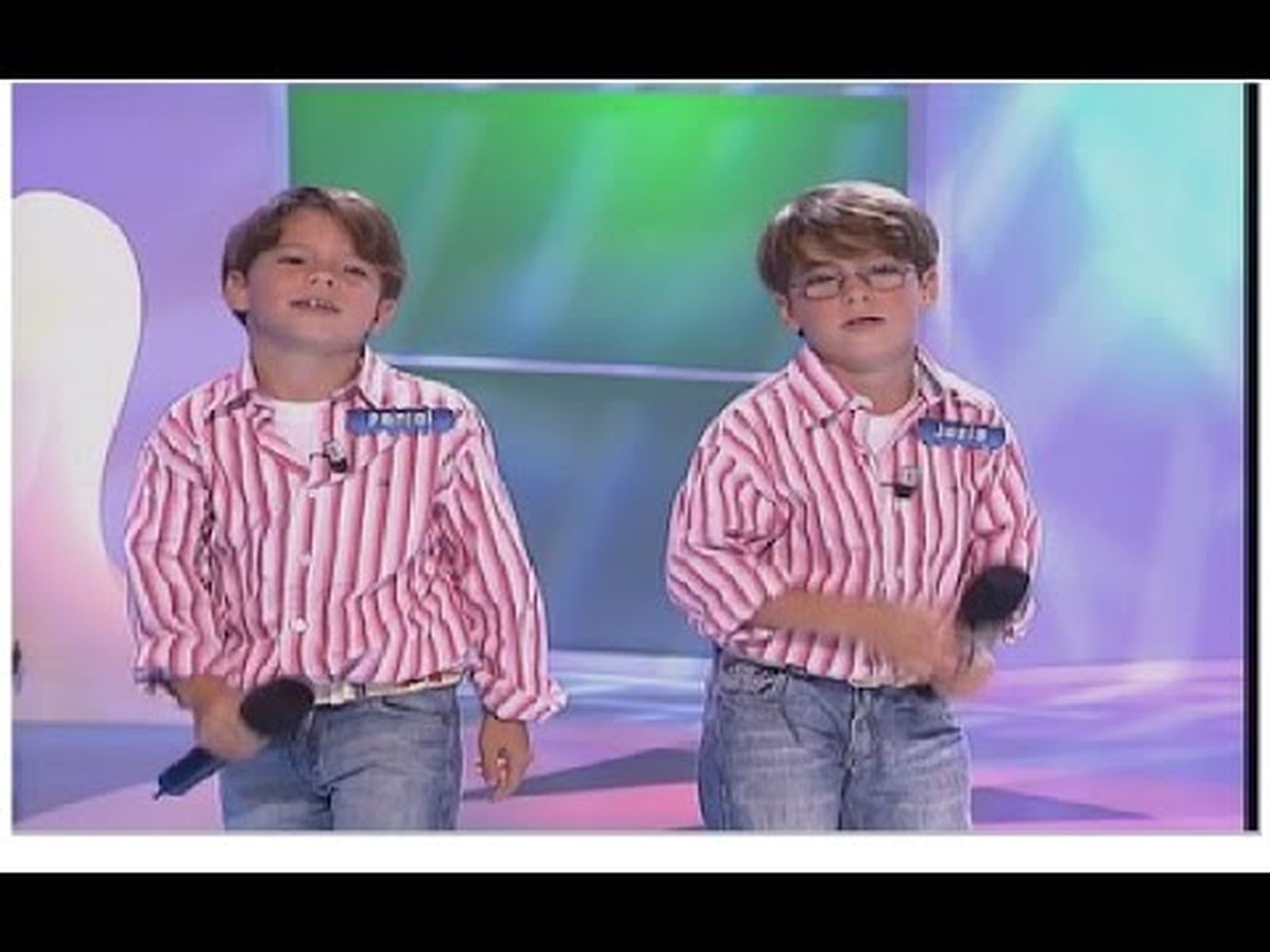 Los gemelos Daniel y Jesús cantan "Escándalo" de Raphael