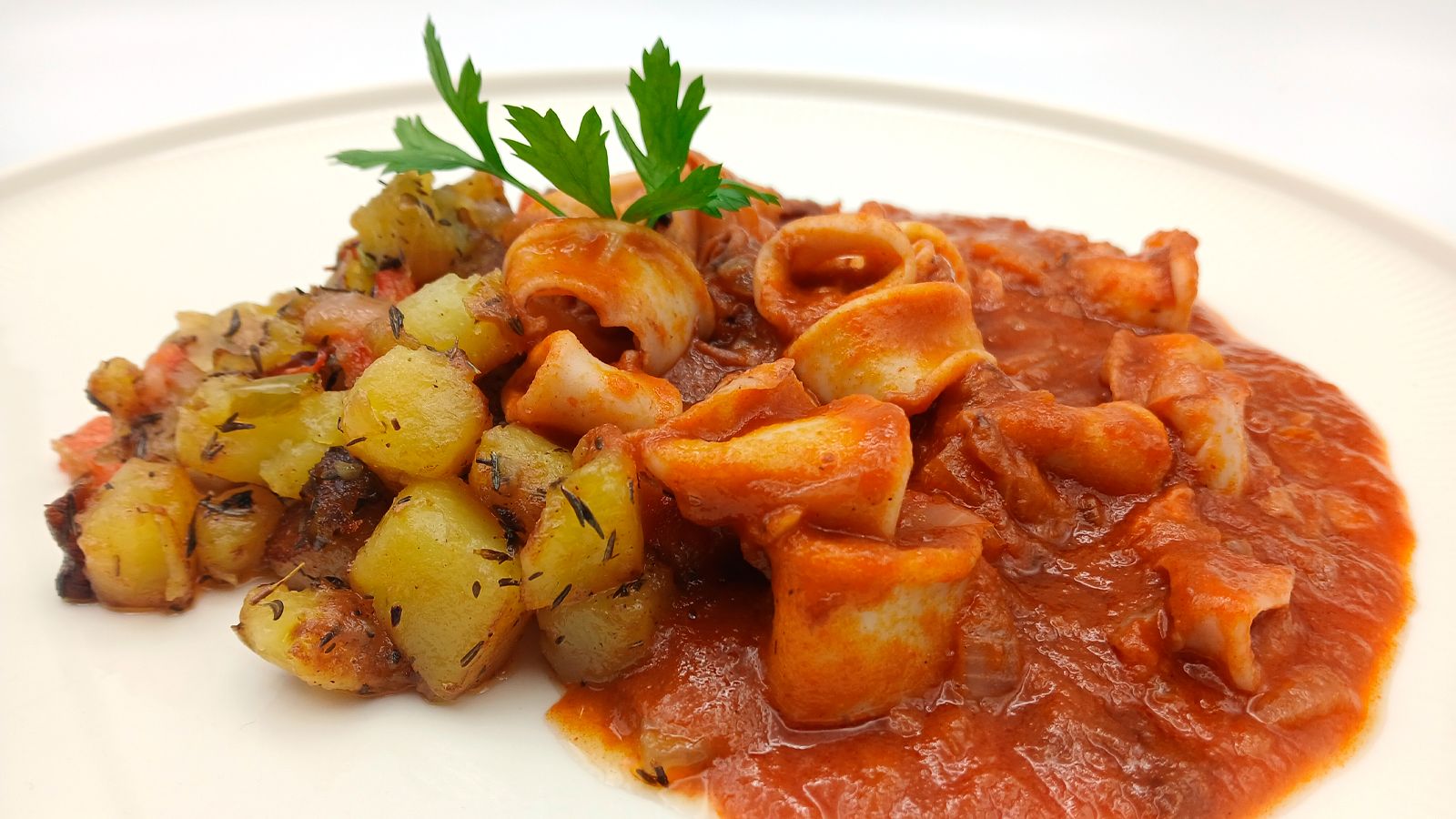 "Cómetelo", calamares en salsa con papas a lo pobre