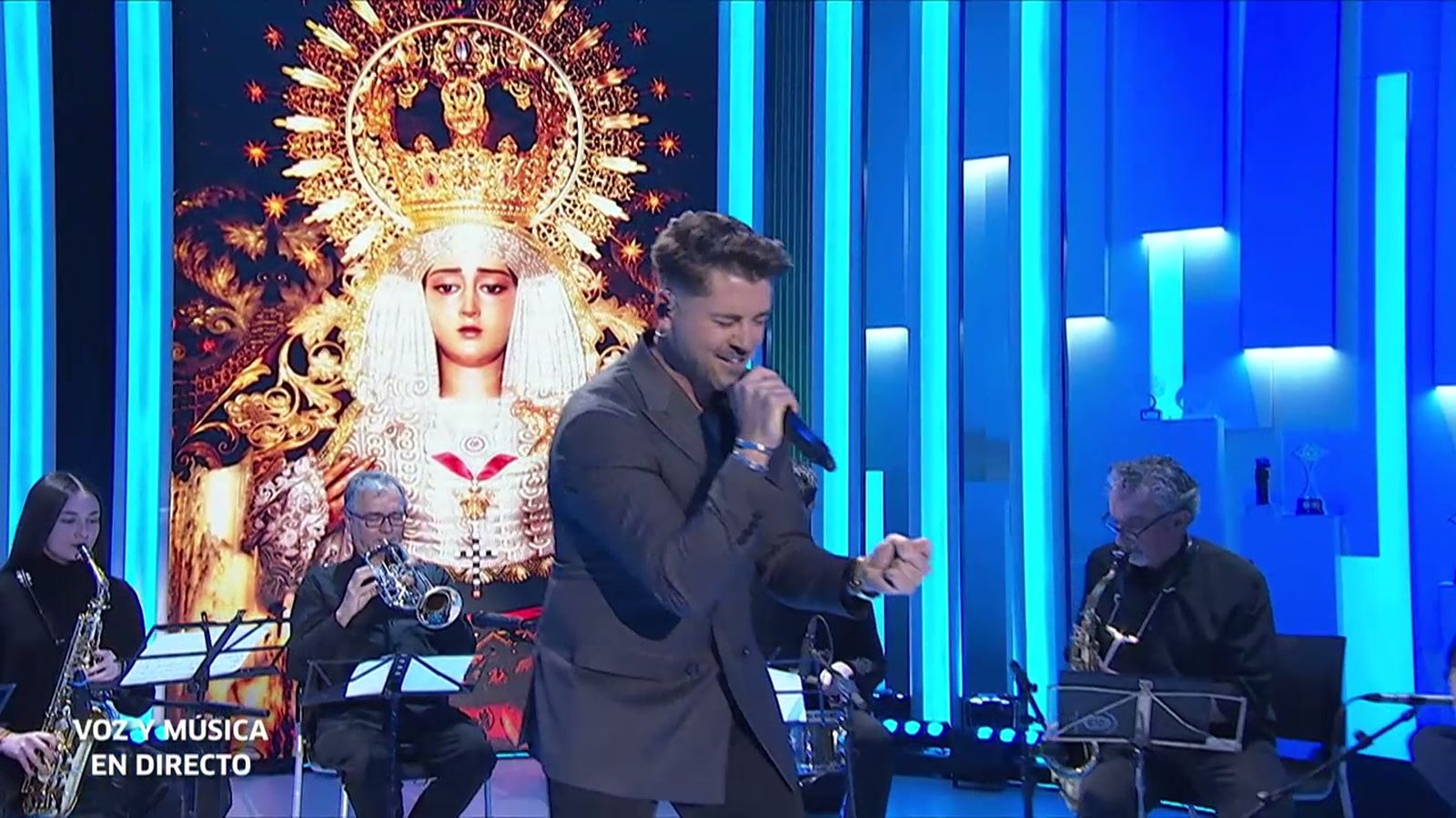 Álvaro Díaz canta en directo el himno procesional Caridad del Guadalquivir