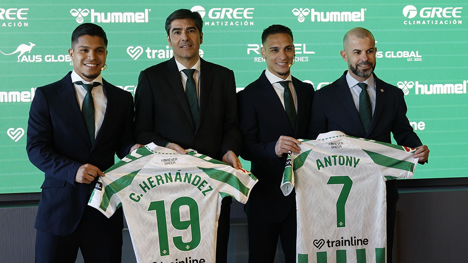 El Betis presenta a Cucho Hernández y Antony