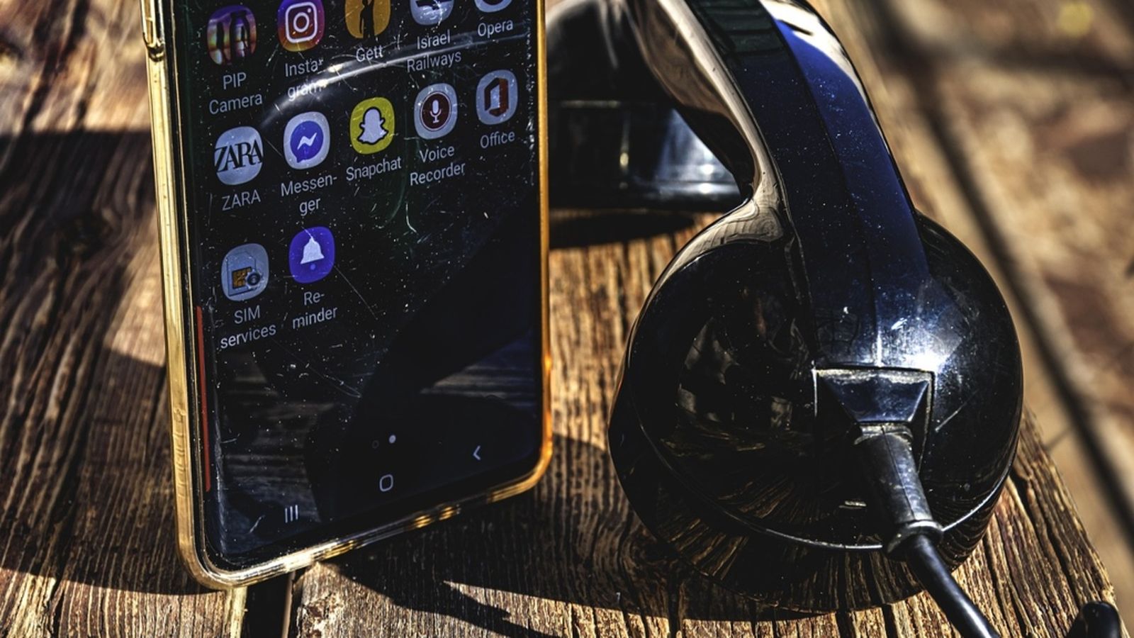 teléfono antiguo y móvil