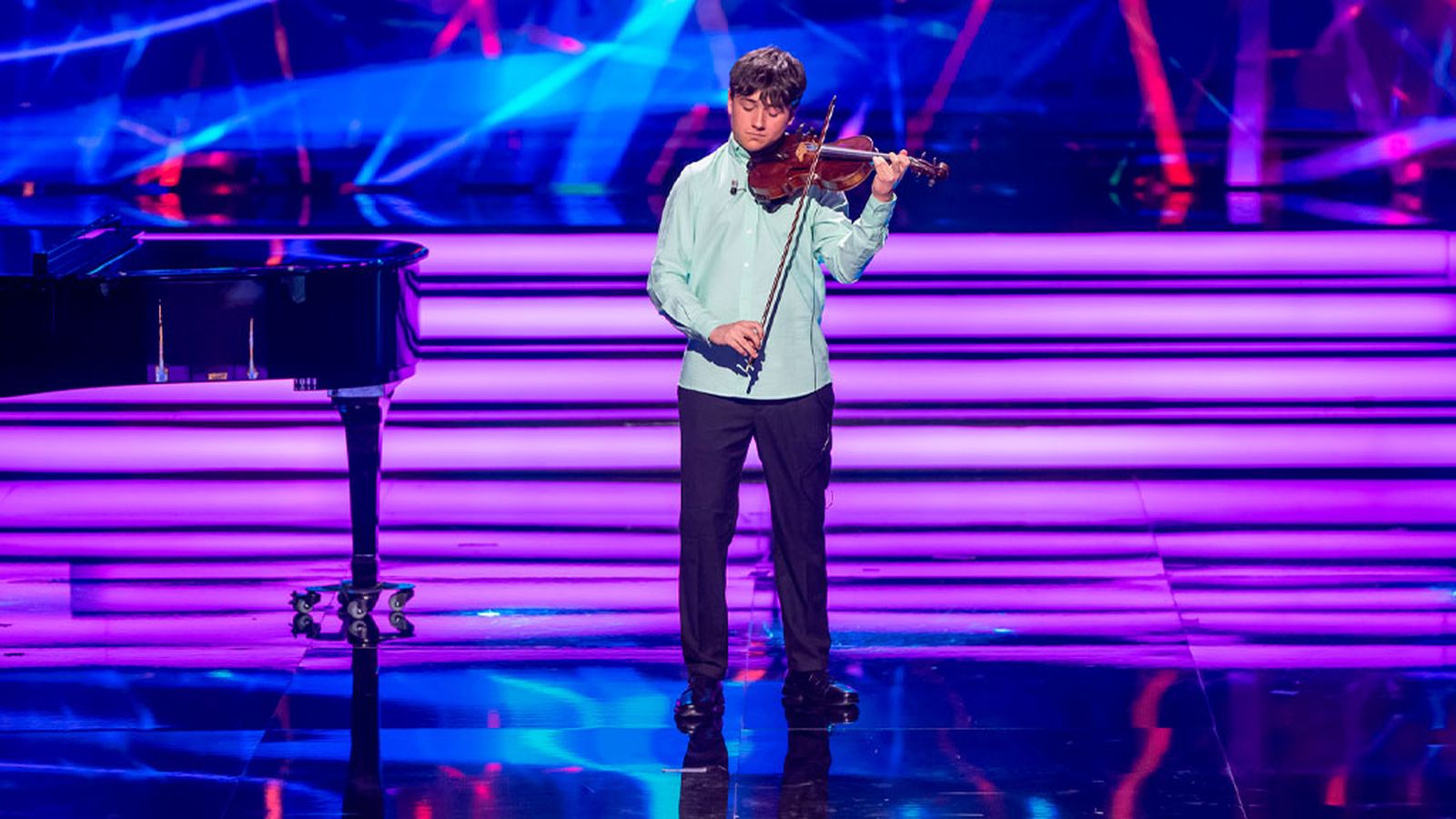 Jesús Reina bendice al joven violinista Bruno Hock tras su espectacular intrepretación