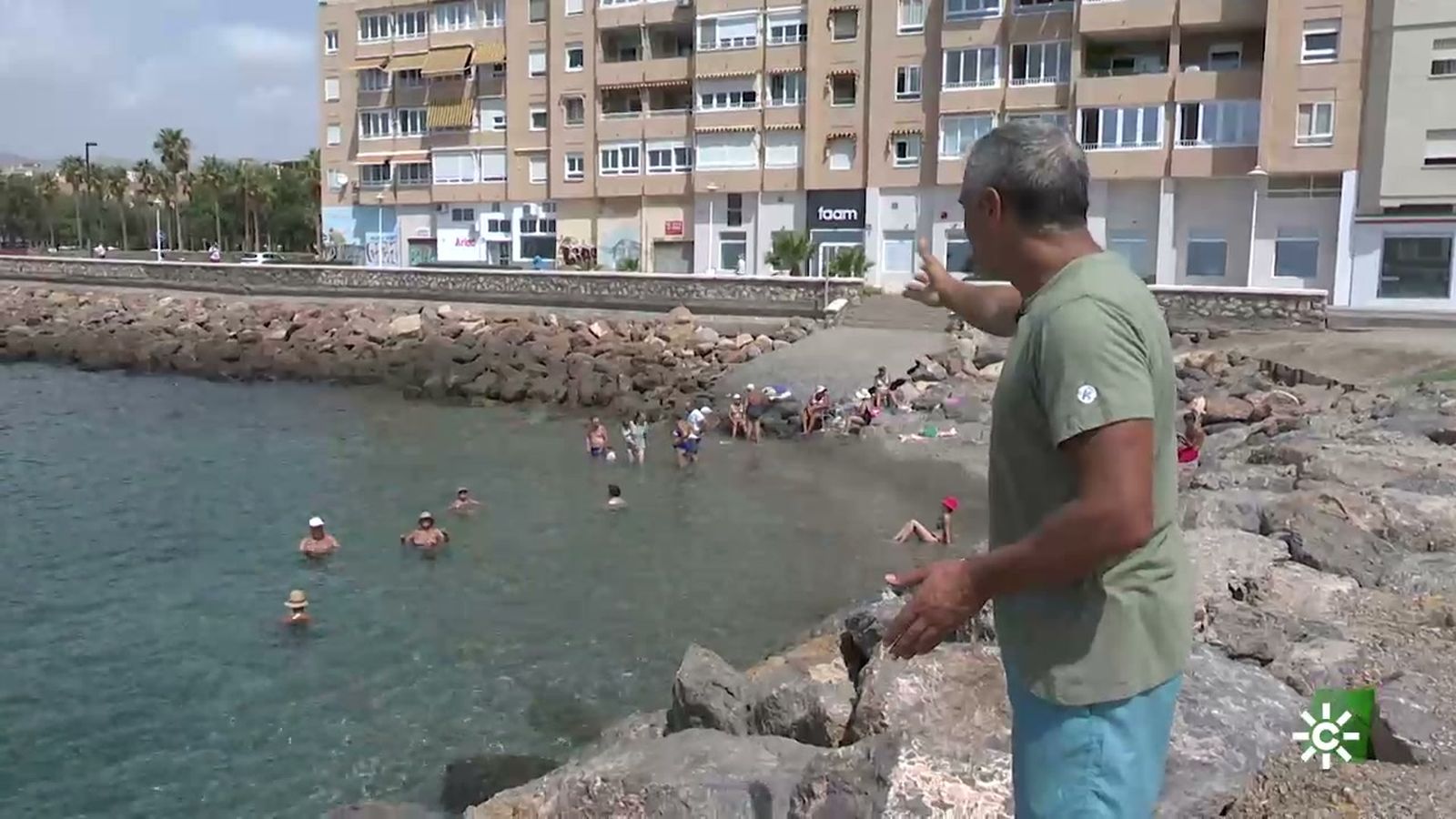 Las playas urbanas de Almería cuentan con todos los servicios sin estar masificadas
