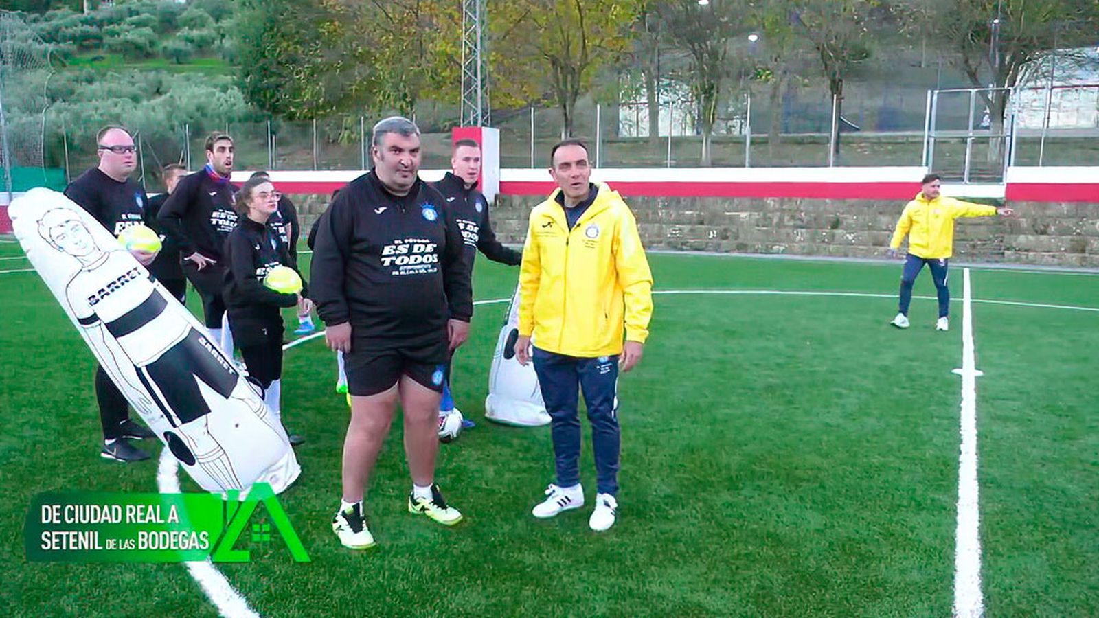 Es maestro en Setenil de las Bodegas y entrenador de un equipo de fútbol de jóvenes con discapacidad