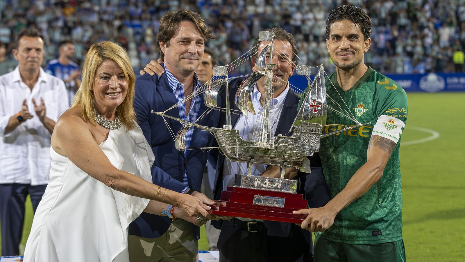 El Betis recibe el Trofeo Colombino.