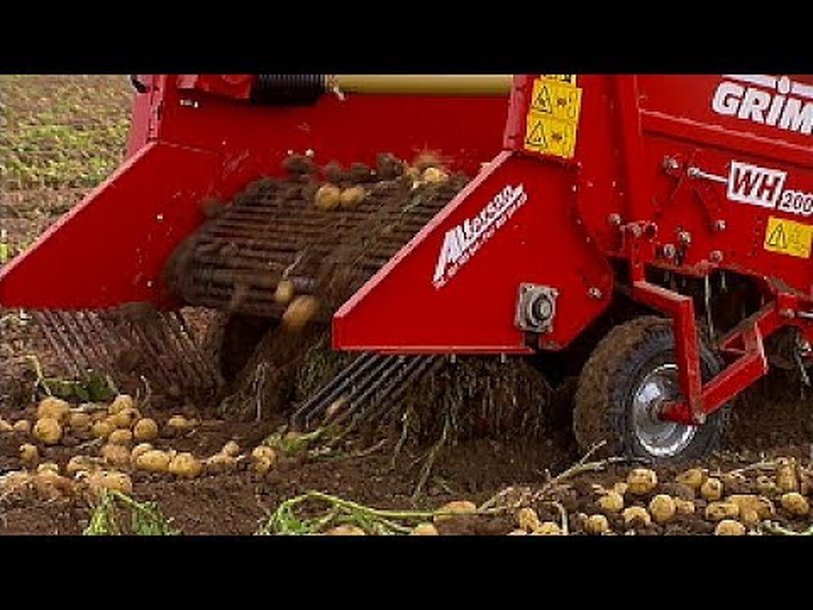 Maquinaria agrícola y jornaleros en la recolección de patatas