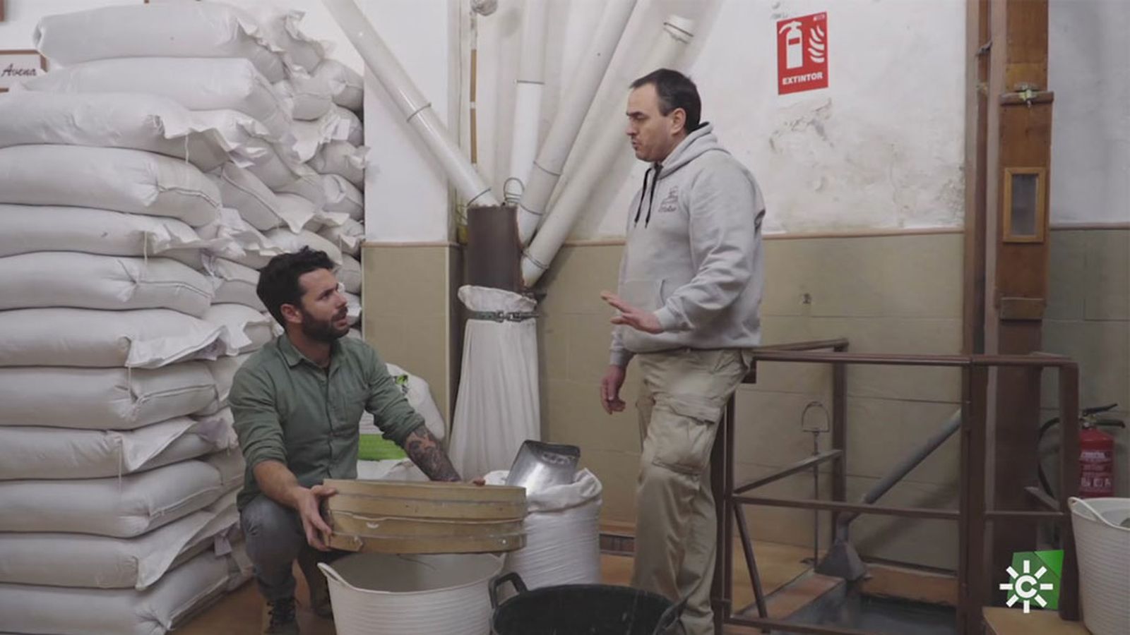 Bosco aprende a limpiar cereal para hacer la harina en un molino en activo desde el siglo XVIII
