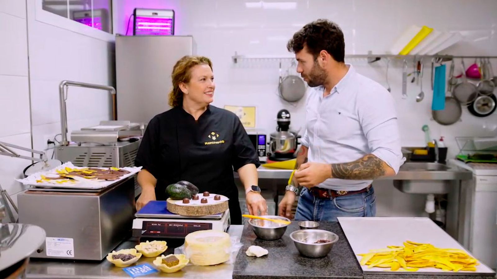 Bosco se convierte en un amante del chocolate con una cata muy original en Vélez-Málaga