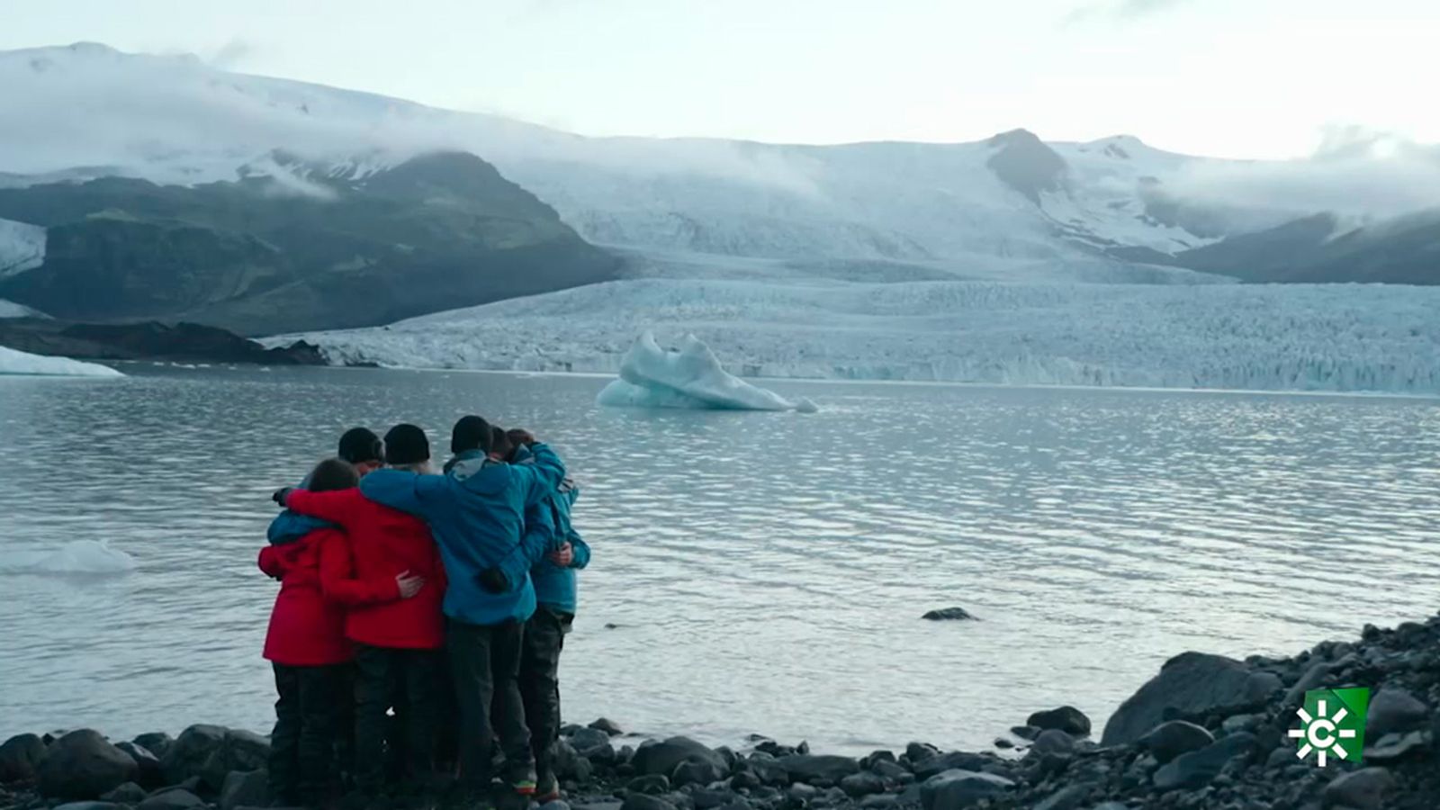Los jóvenes se emocionan frente a la inmensidad del glaciar Vatnajökull