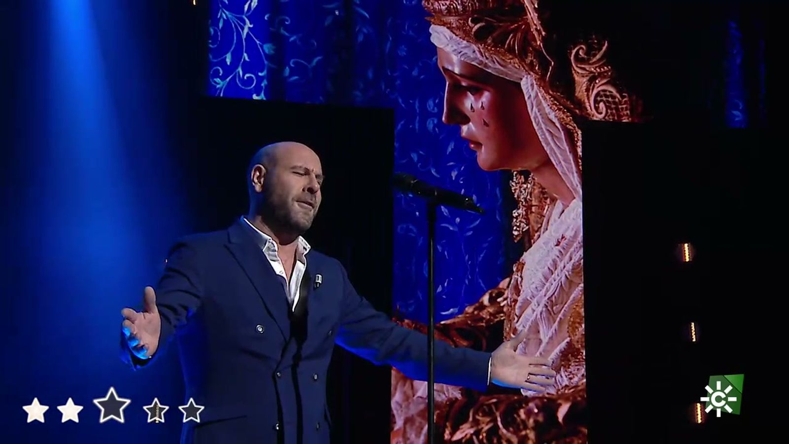 Cantando con los ojos cerrados Jesús Navarro siente la saeta como en la calle