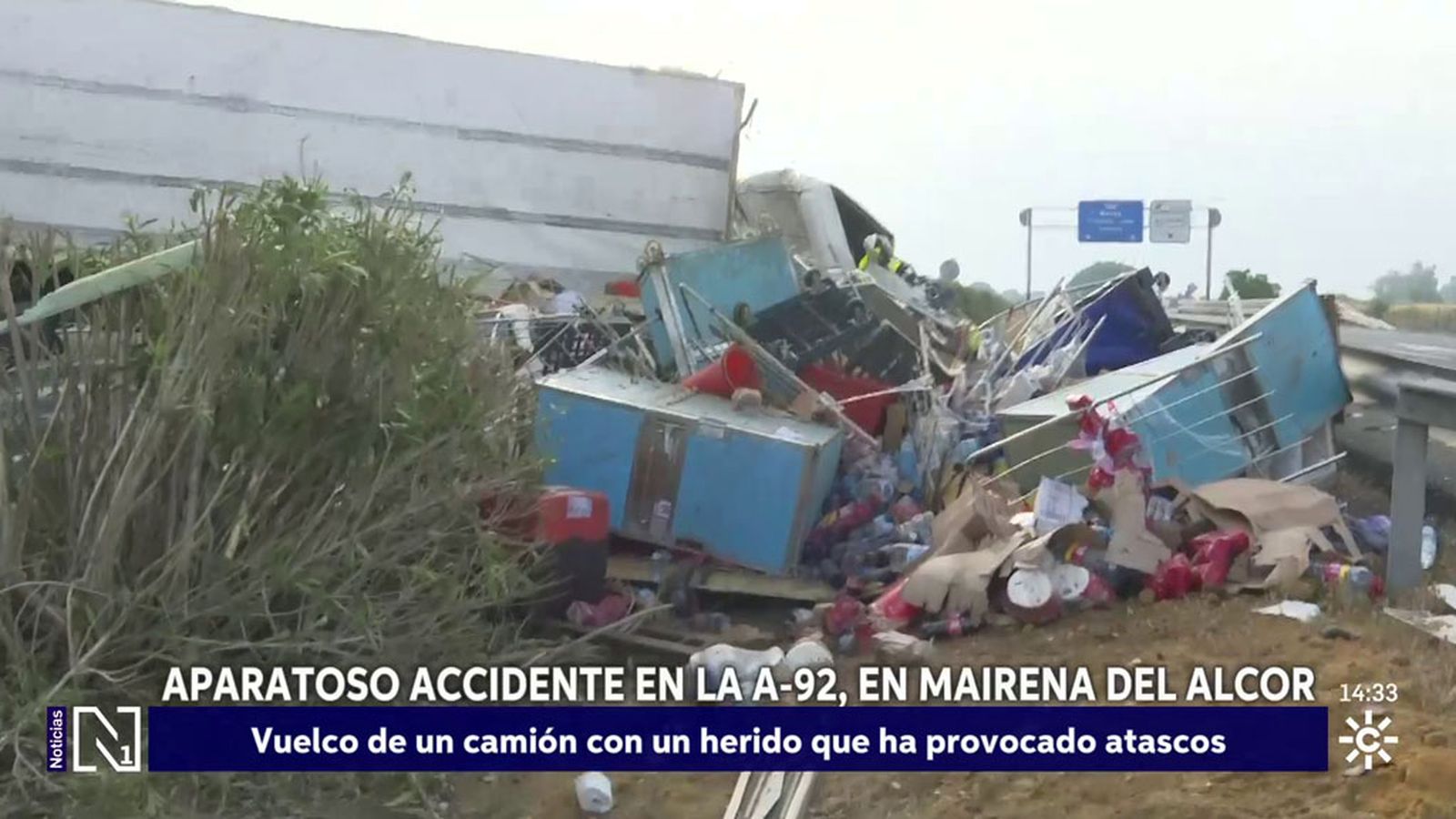 Un herido por el vuelco de un camión en Mairena del Alcor