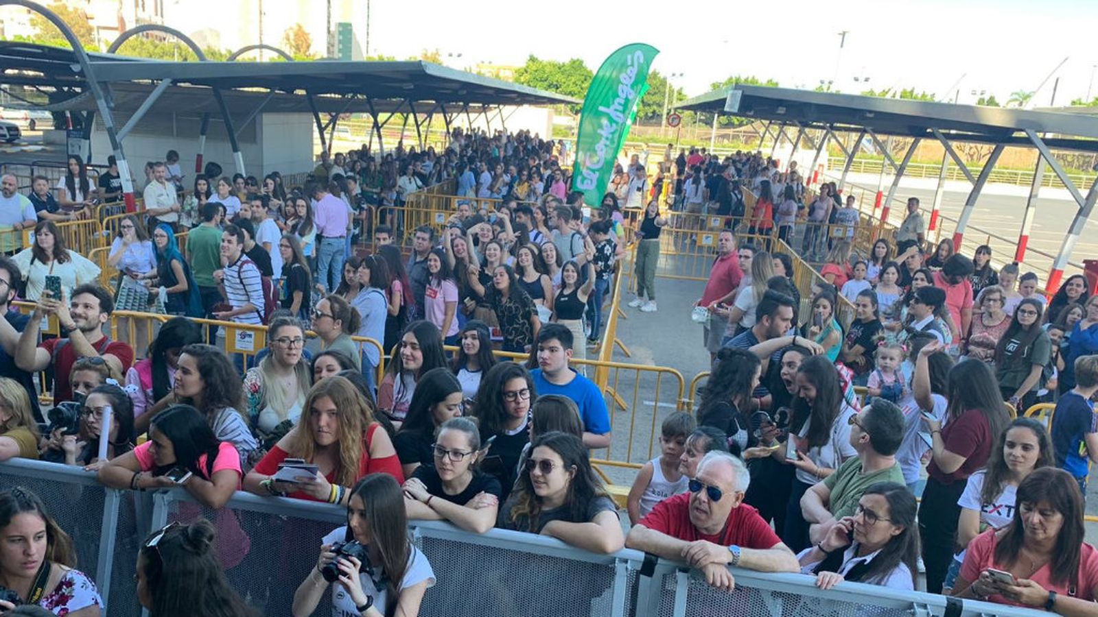 Colas en la firma de discos de Lola Índigo en Málaga
