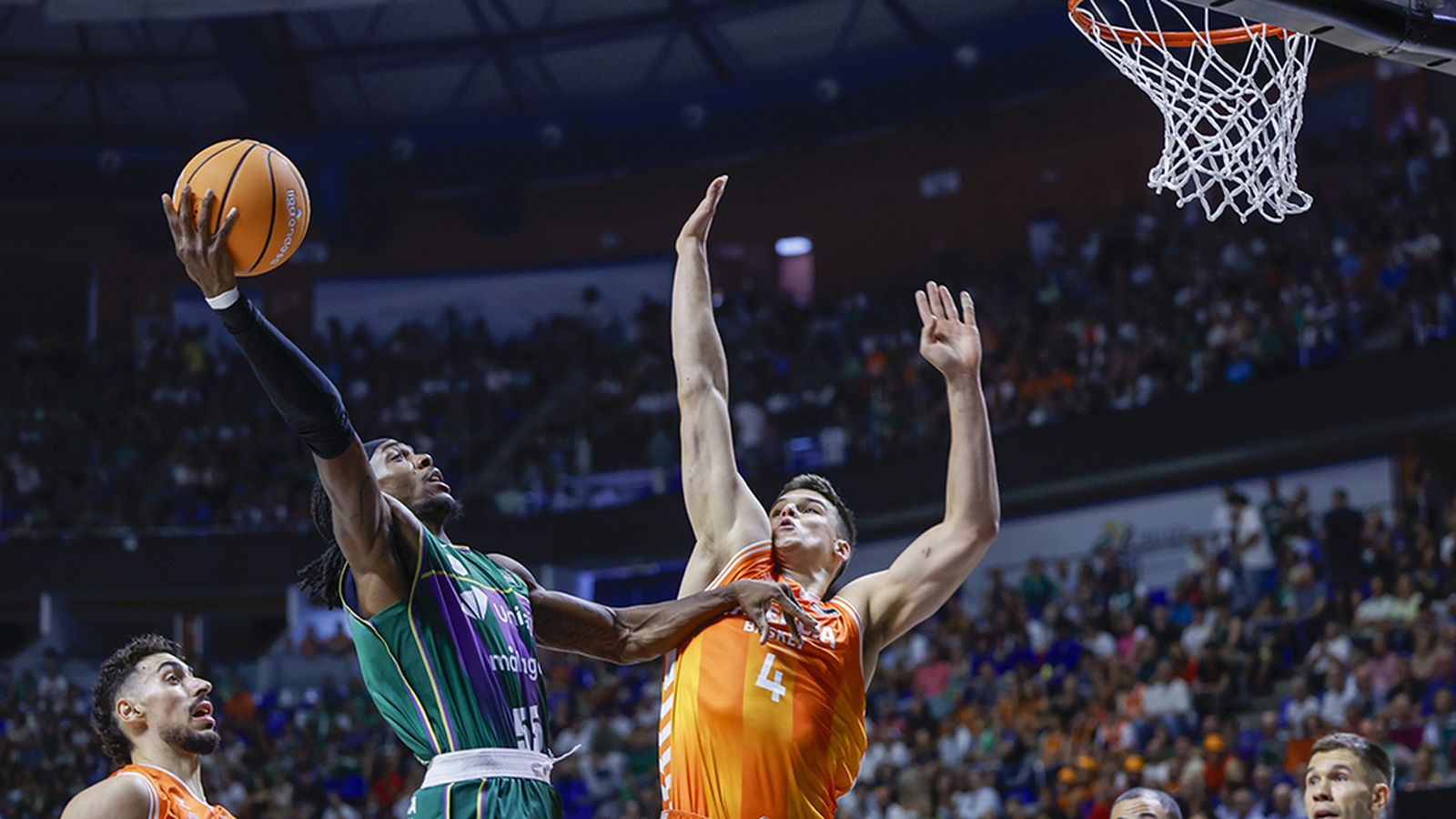 Unicaja frente al Valencia en la semifinal de la Supercopa