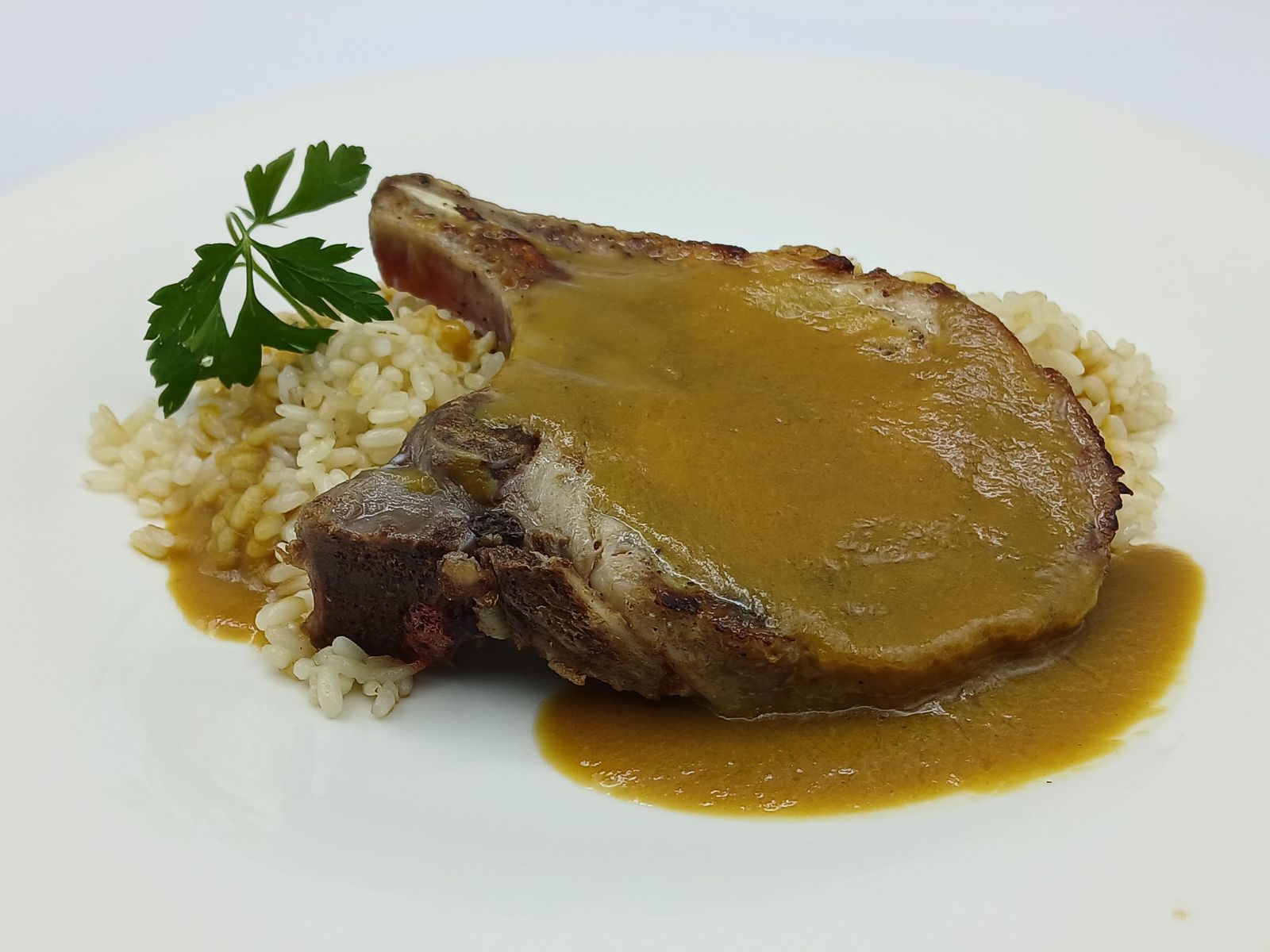 "Cómetelo", chuletas de cerdo con salsa de mango