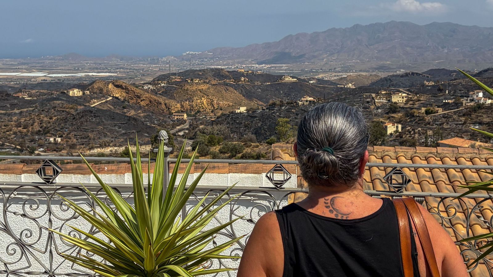 Mujer mira incendio Bédar