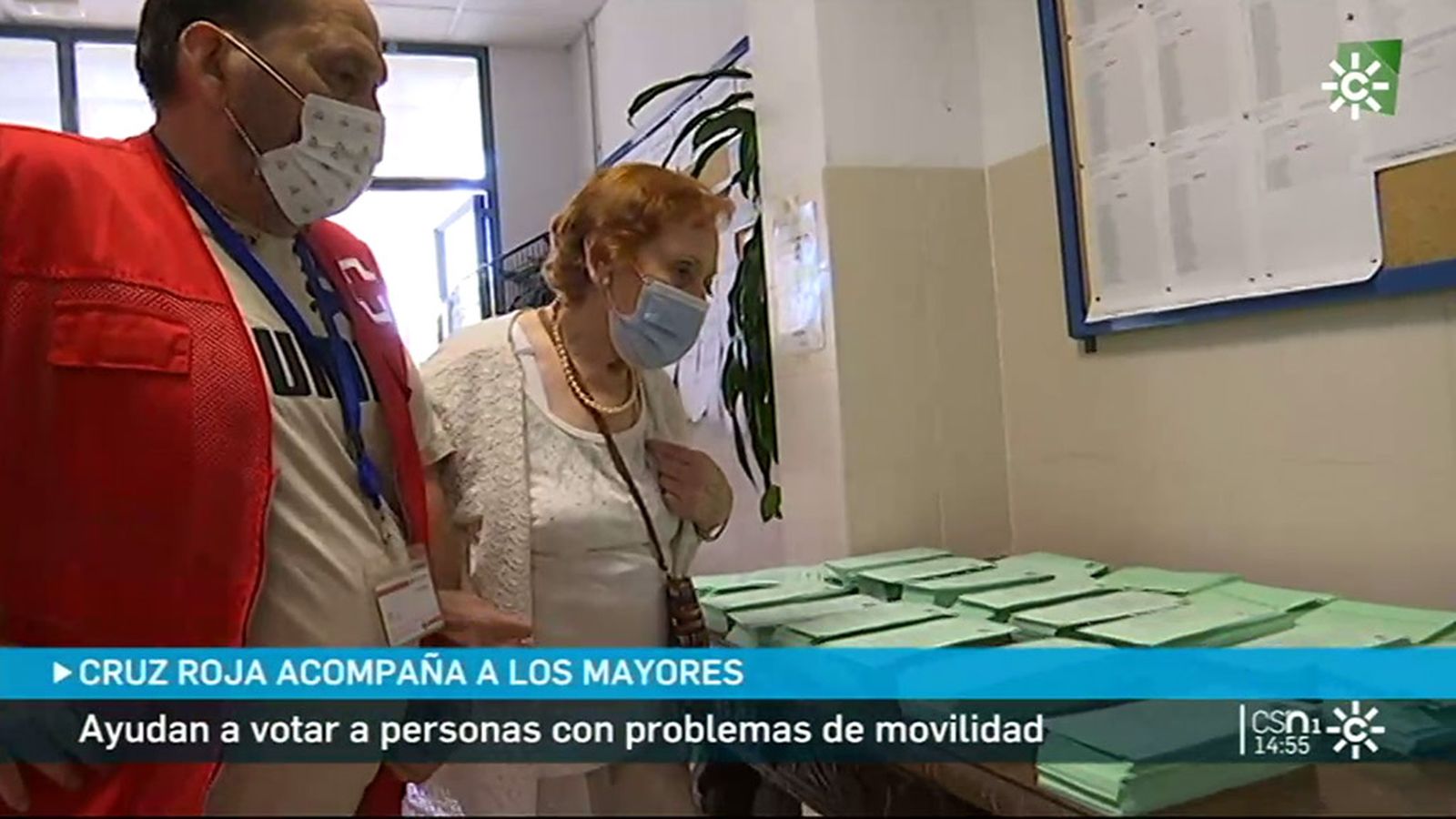 Voluntarios de Cruz Roja ayudan a personas con movilidad reducida en las elecciones