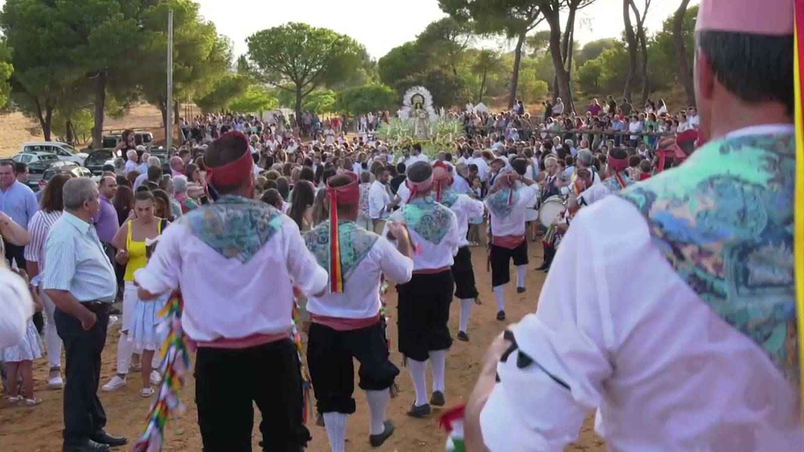 Villablanca acompaña a su patrona con la ancestral Danza de los Palos
