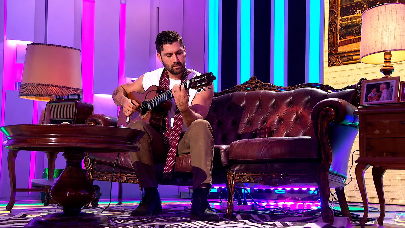 Alejandro Astola interpreta “Corazón de cristal", una de las canciones de su nuevo trabajo