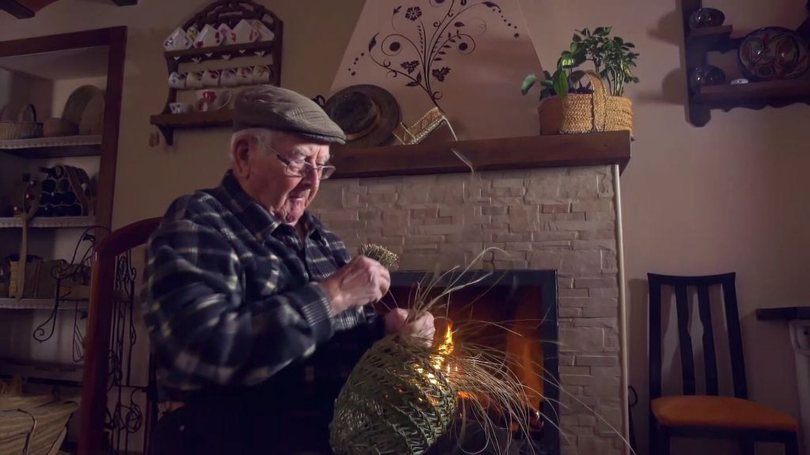 Higinio, a sus 92 años sigue trenzando esparto y representa el valor del trabajo artesanal y familiar