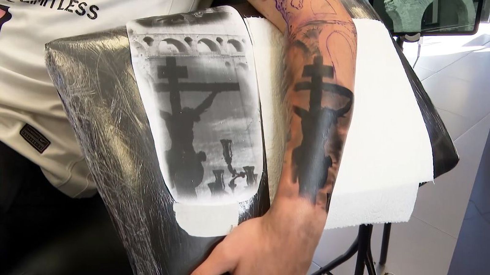 'El Silencio' desata la polémica al vetar los tatuajes visibles a sus nazarenos en la Madrugá sevillana