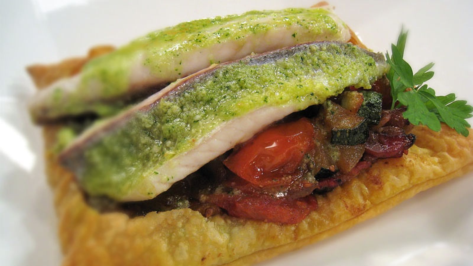 800x450 Cómetelo (hojaldre de dorada con verduras)