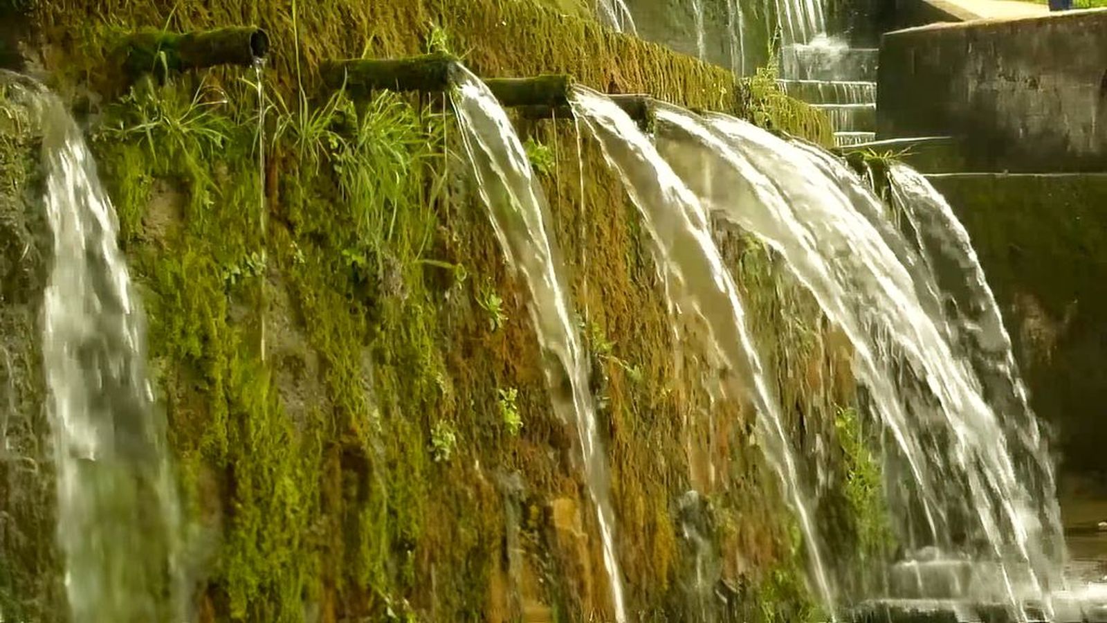 La Fuente de los Cien Caños despierta con vigor tras las últimas lluvias caídas en Málaga