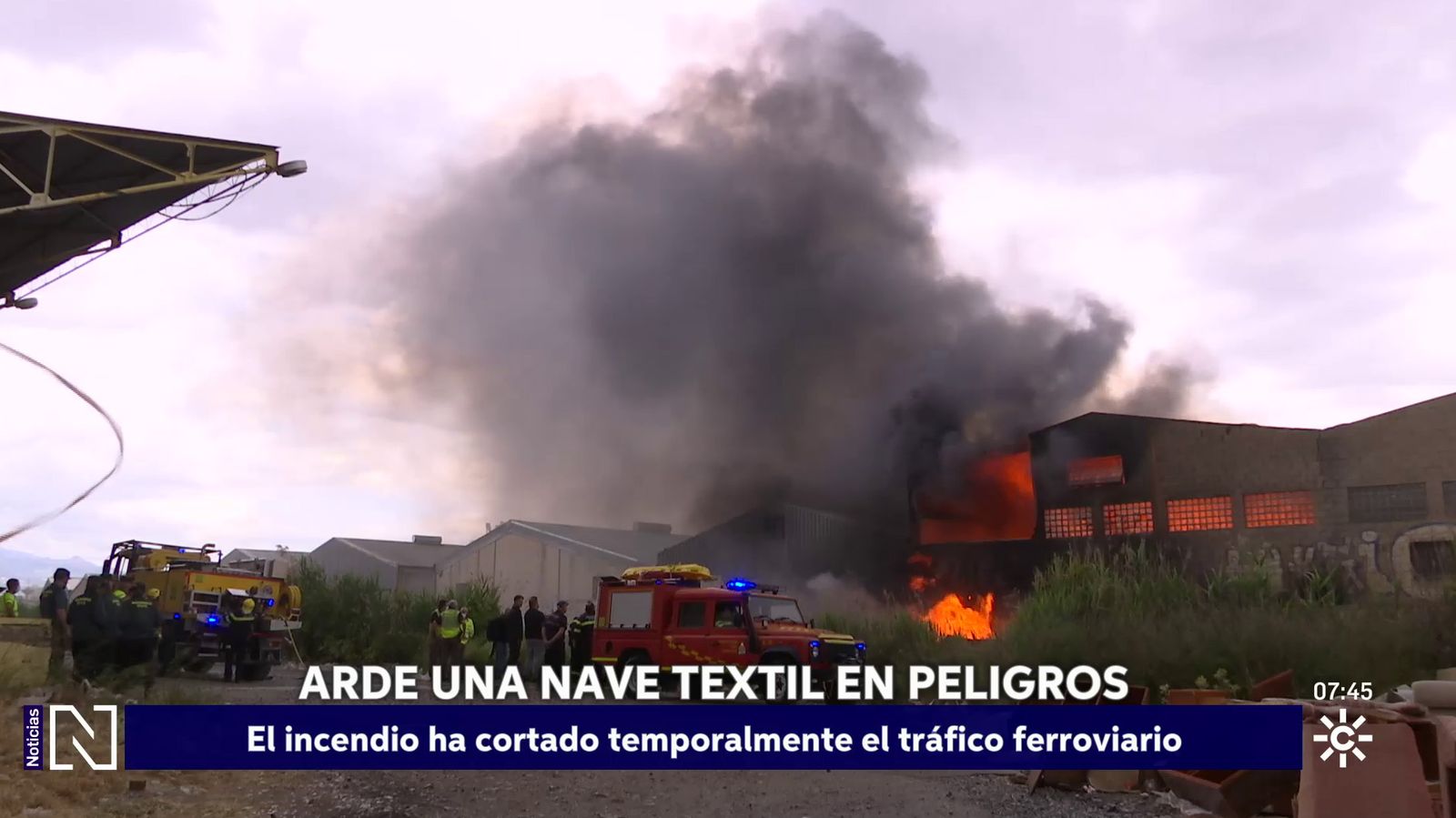 Fuego de una nave textil en Peligros obliga a parar trenes