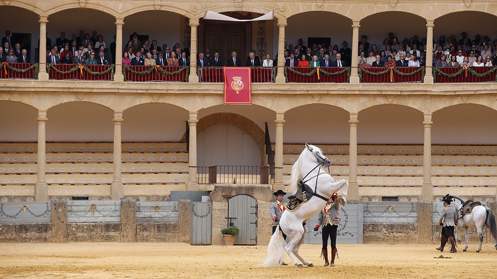 Exhibición en la plaza de toros en la visita del rey