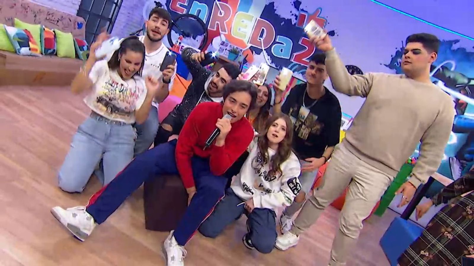 Izan Llunas nos canta su tema 'Irme a casa'
