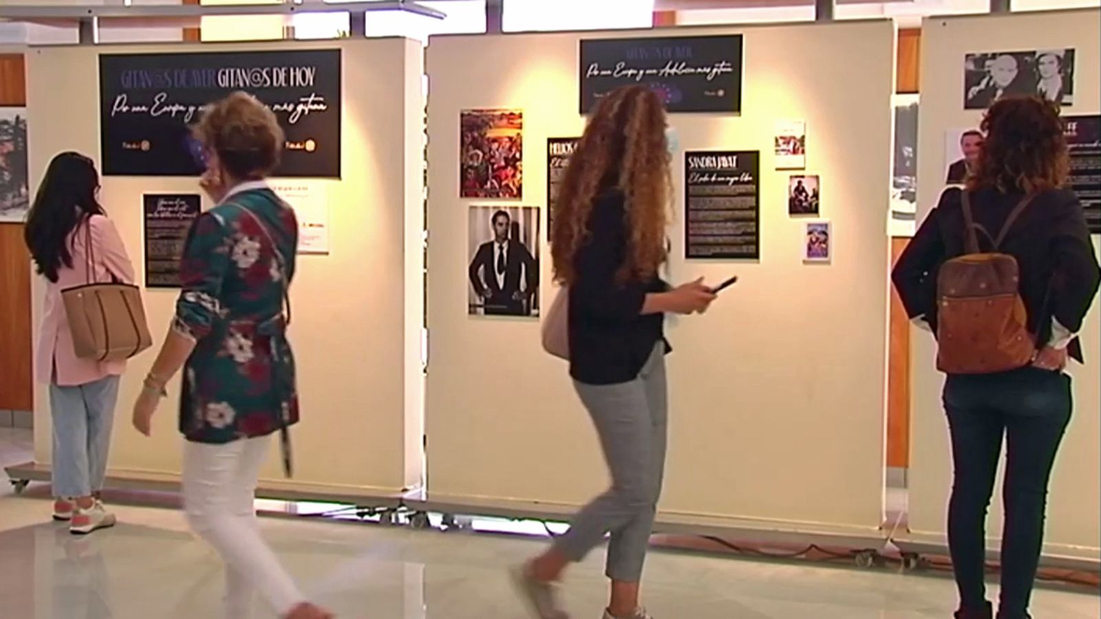 Exposición sobre gitanos en el Parlamento andaluz