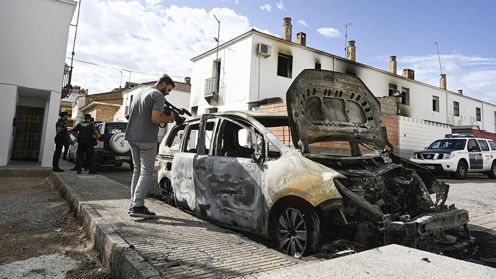 una pelea en salar acaba con una casa y un coche quemados