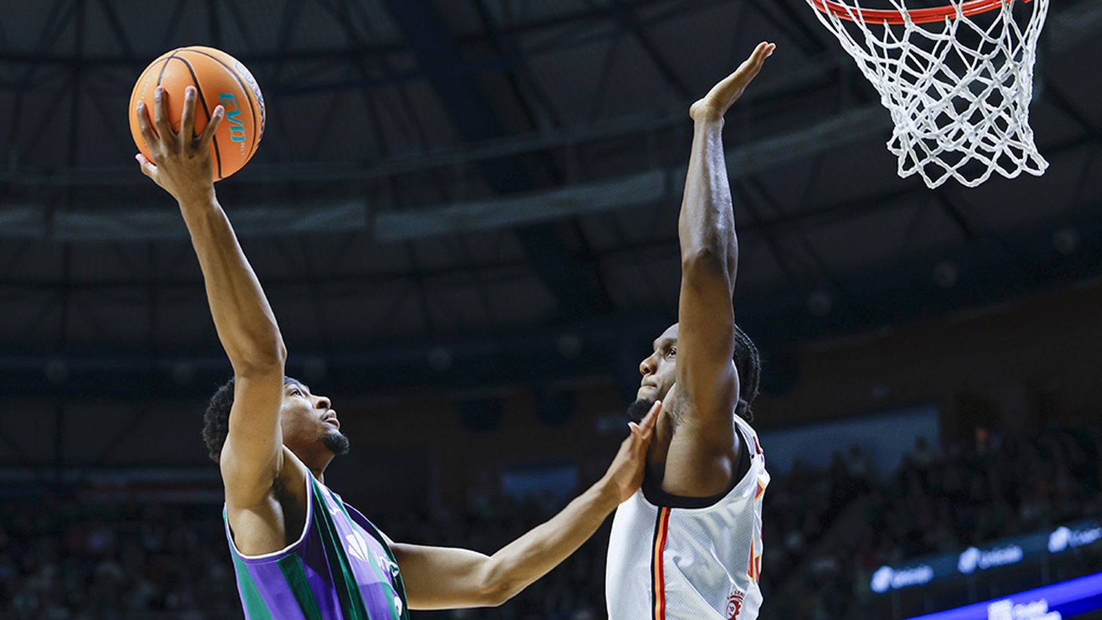 El escolta de Unicaja Kameron Taylor entra a canasta defendido por el nigeriano Ebuka Izundu