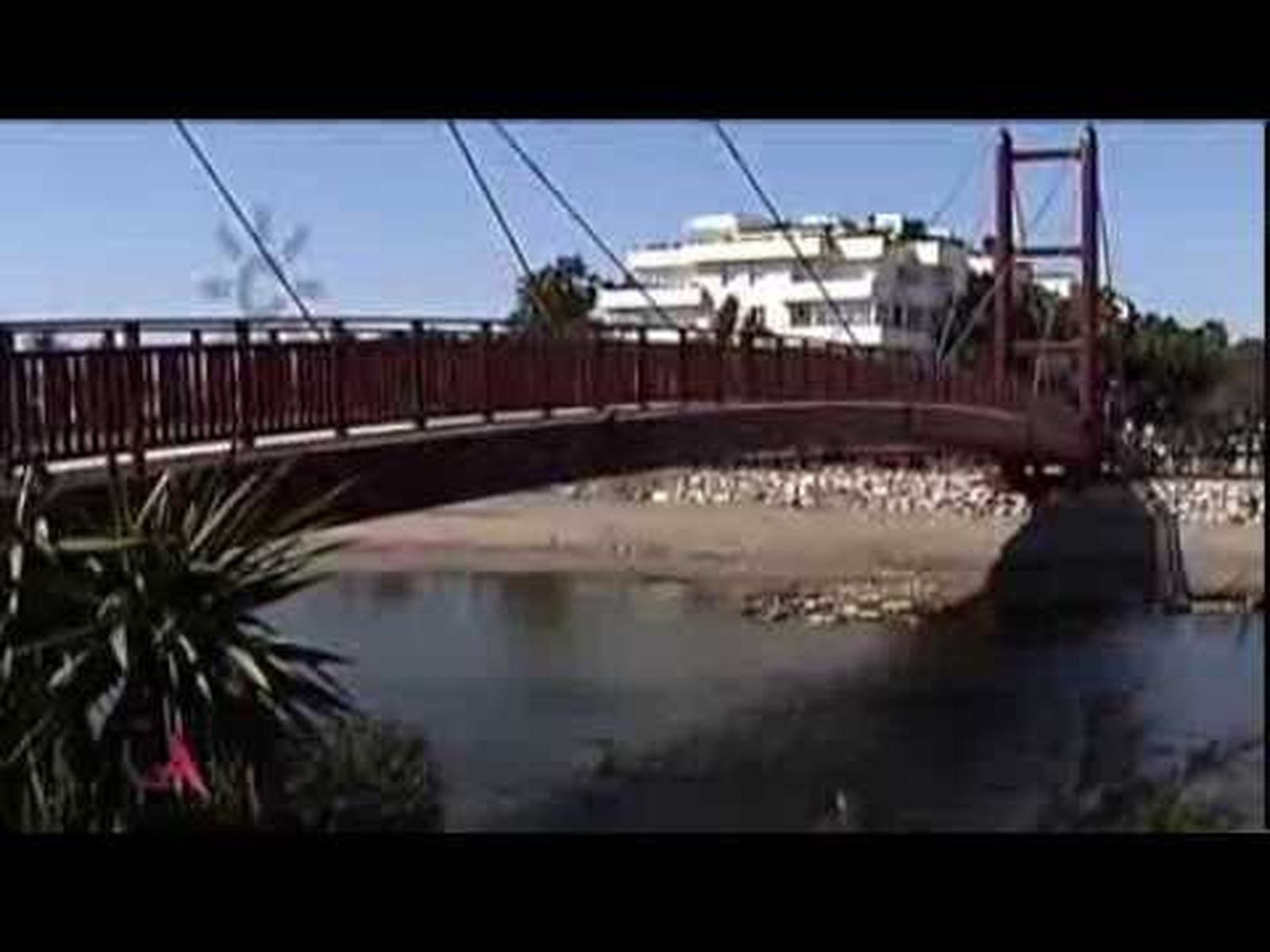 Puerto Banús y la pasarela con Marbella, la más grande de España