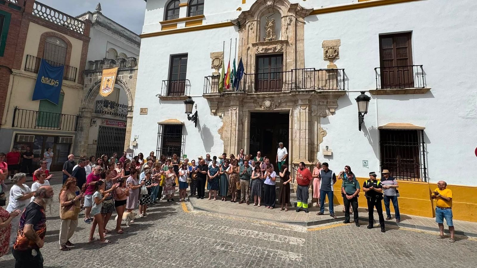 Minuto de silencio en el Ayuntamiento de Alcaudete