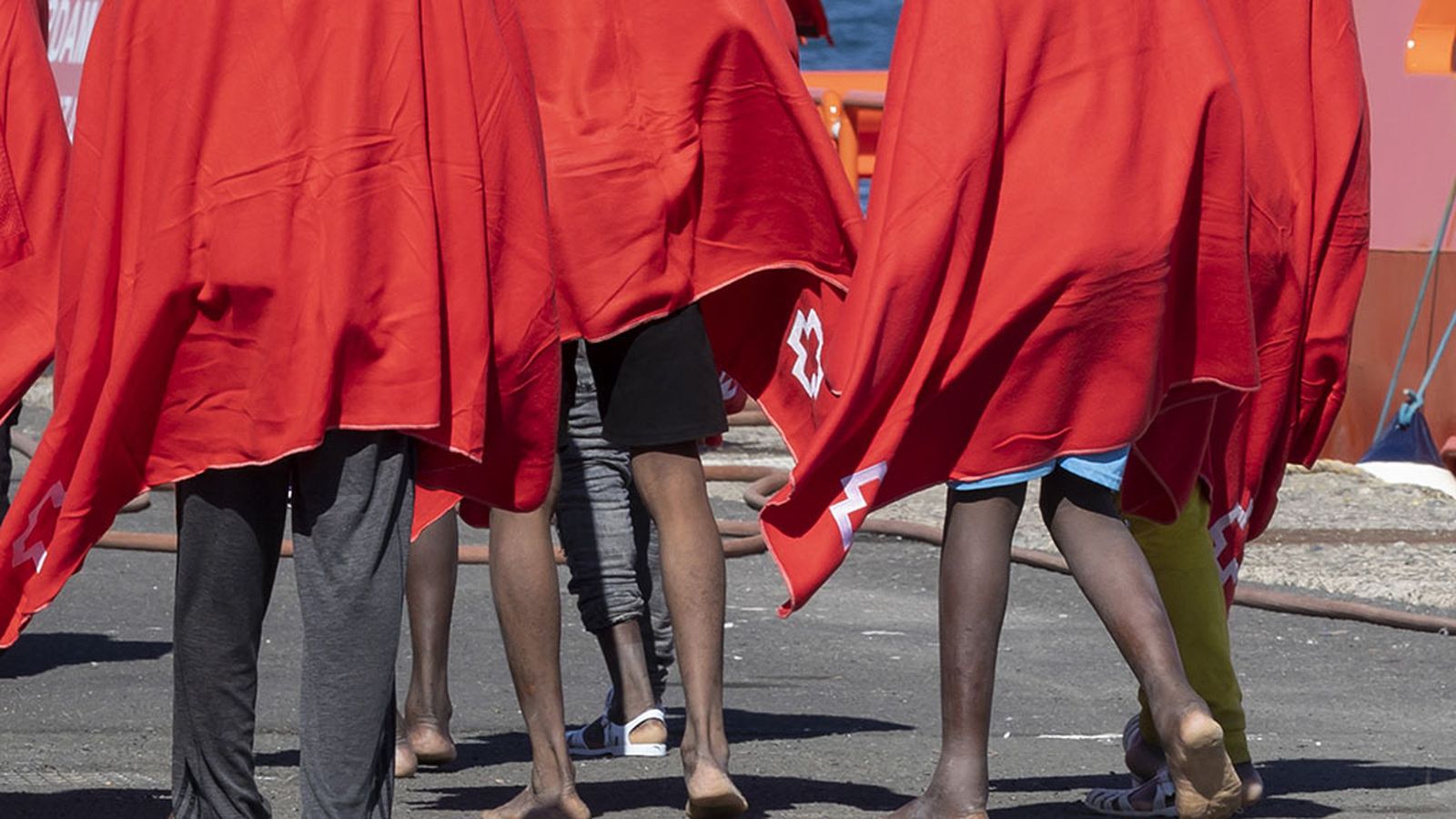 foto migrantes llegan en cayuco a Canarias