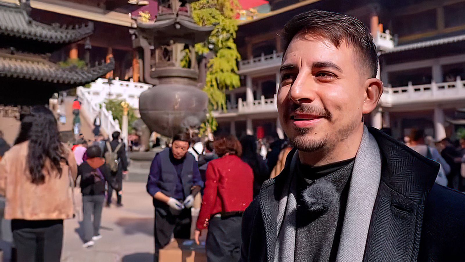 El jiennense Dani Espinar nos muestra el rito budista en el templo Jing'an de Shanghái