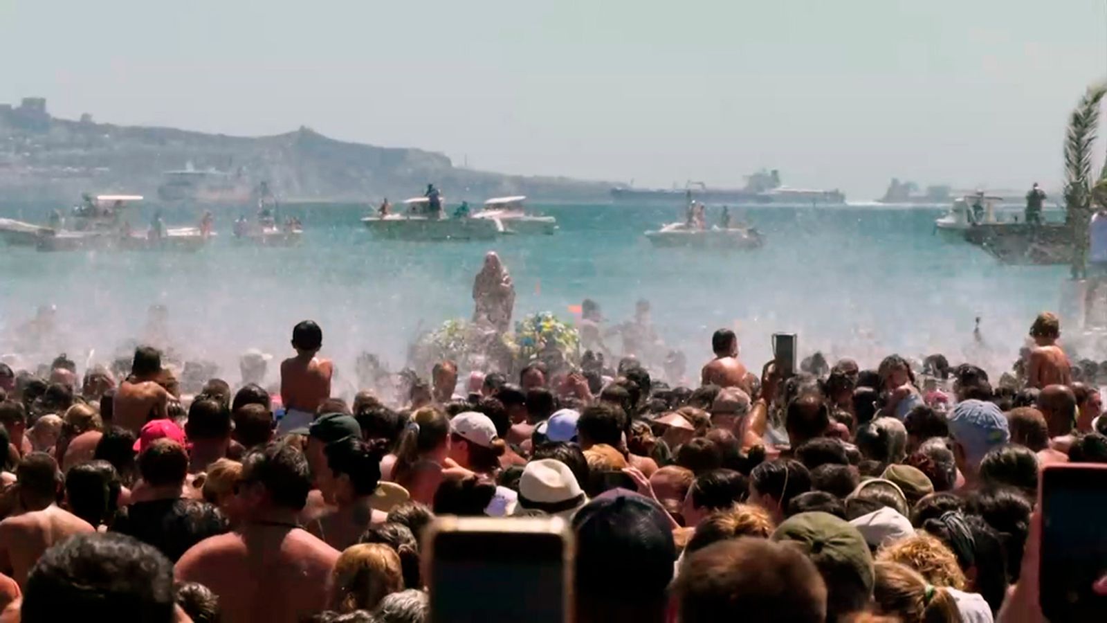 La Virgen de la Palma emerge de las aguas de Algeciras para encontrarse con sus devotos