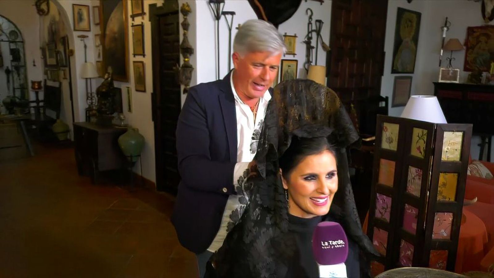 Entre peinetas y encajes, Enrique Rodríguez mantiene viva la elegancia de la mantilla