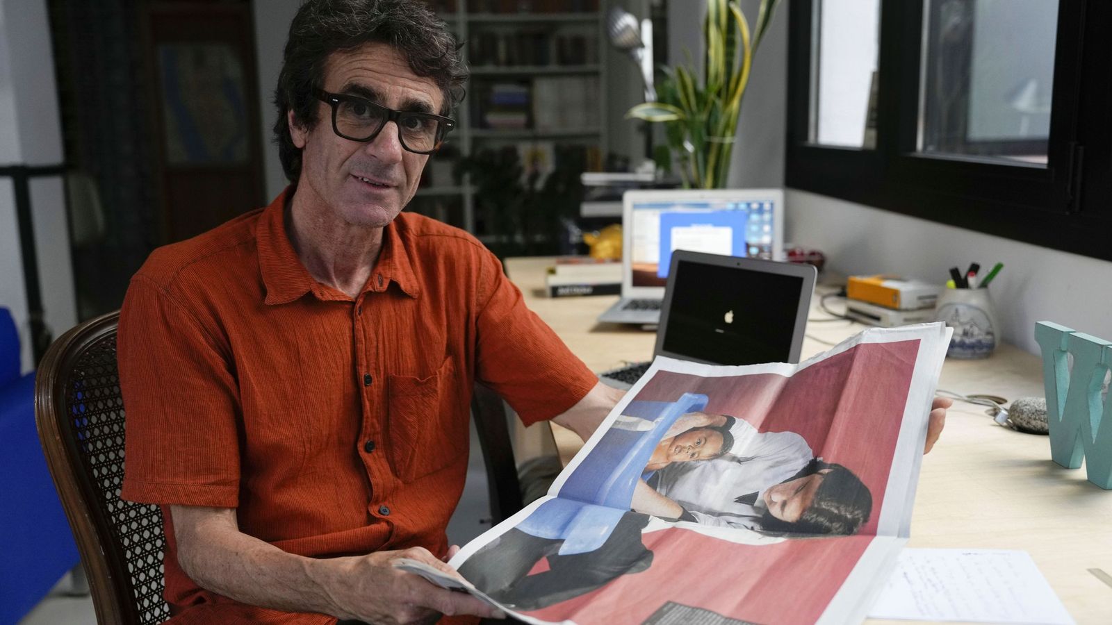 Joan Monfort sostiene la histórica fotografía que realizó de Messi y Lamine