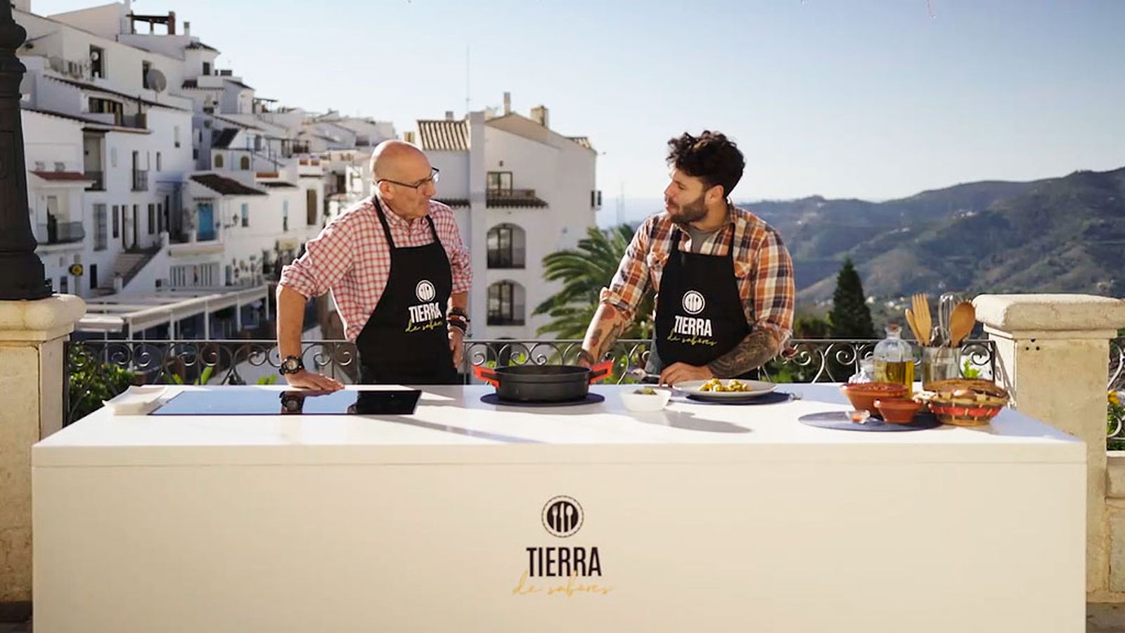 Bosco aprende en Frigiliana a cocinar choto encebollado y a elaborar mosaicos