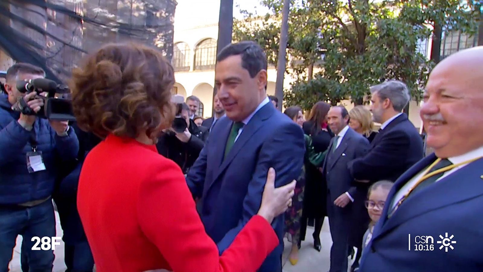 Saludo de Moreno y Montero en el 28F