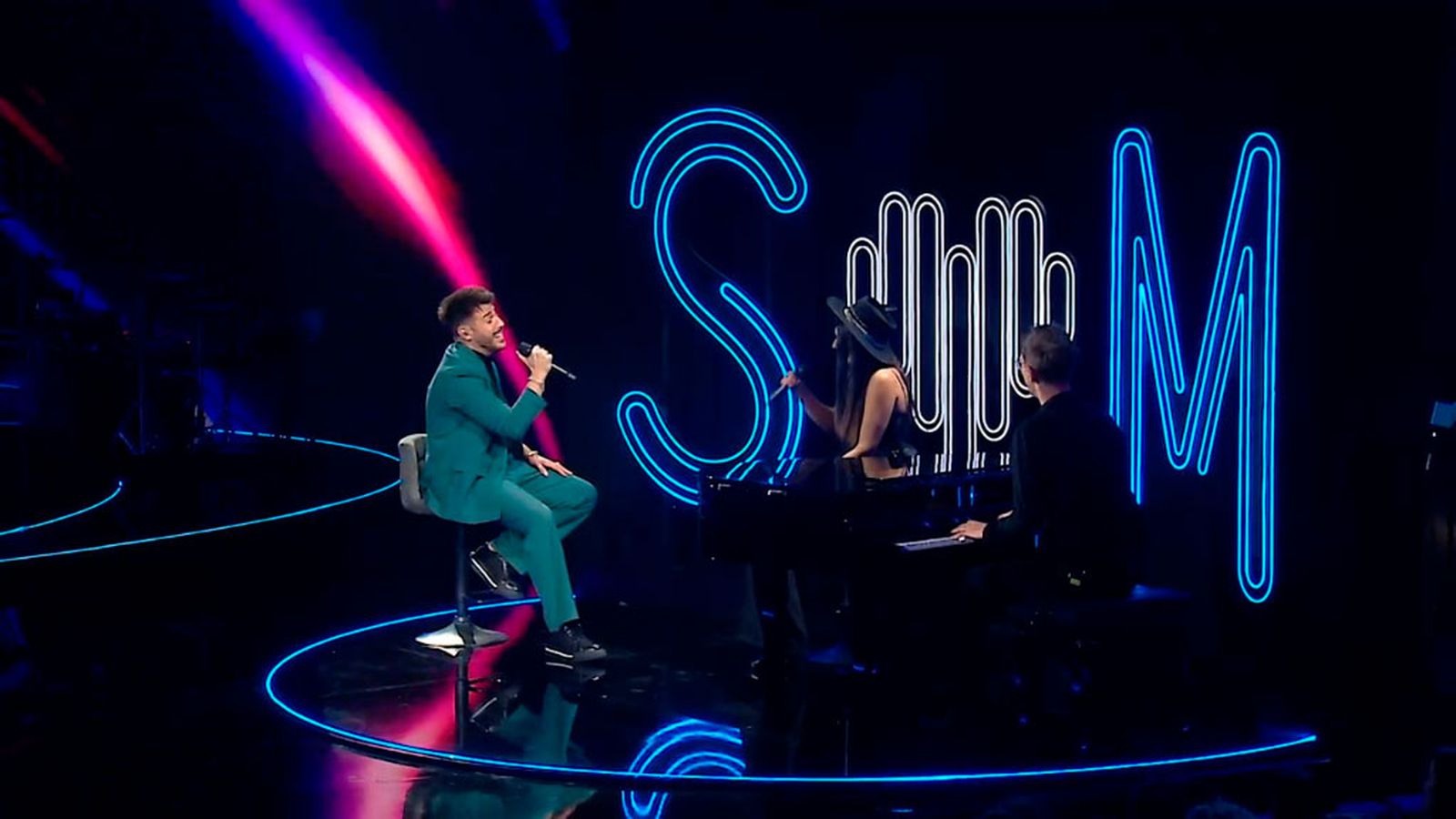 Antonio José y Nya de la Rubia nos regalan el bolero 'Por debajo de la mesa'