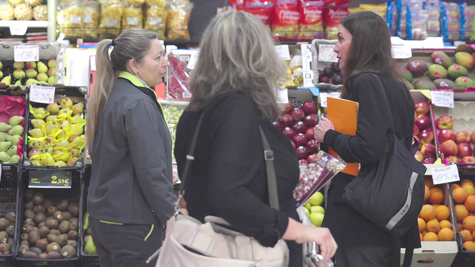 Una clienta del supermercado a la encargada insensible Necesitas un abrazo